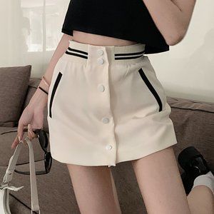 Sporty and casual mini skirt with button and ribbed band details